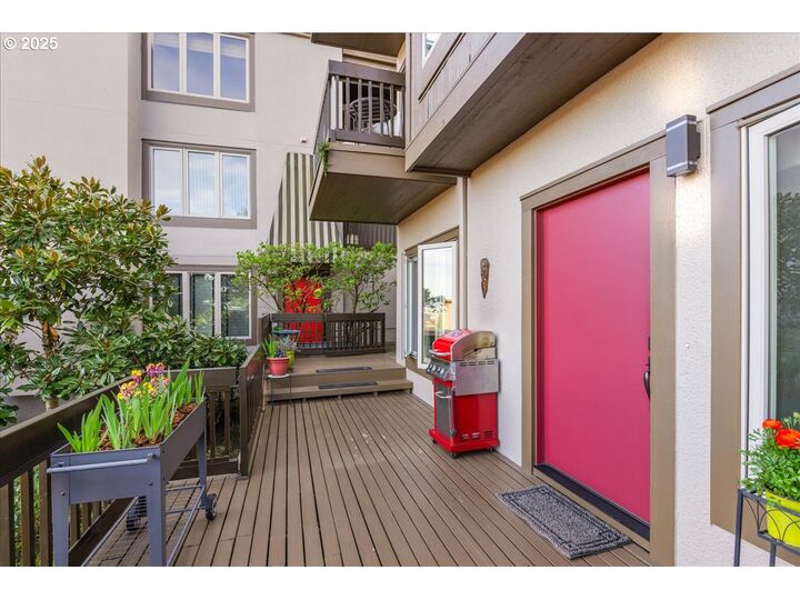 Property Photo:  724 NW Westover Cir  OR 97210 