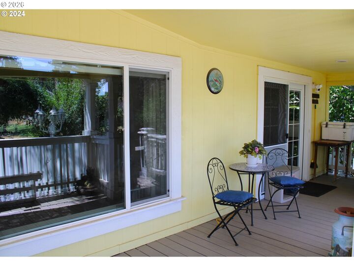 Property Photo:  707 Harrison St  OR 97065 