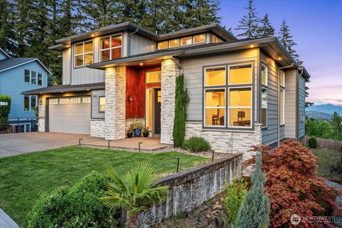 Property Photo:  1852 N Columbia Ridge Way  WA 98671 