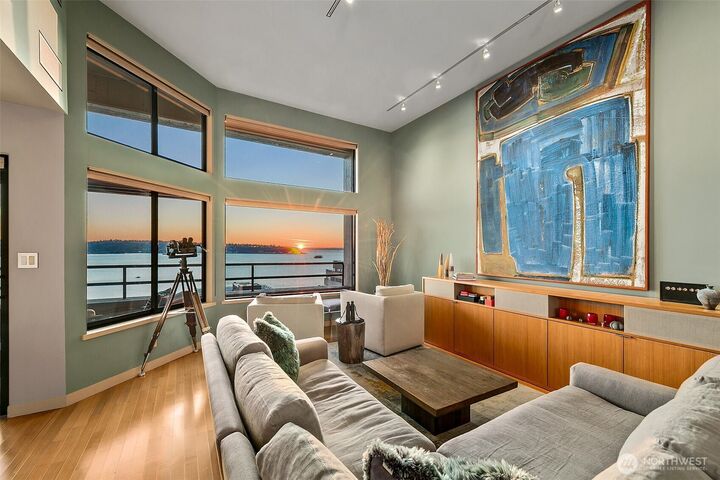 Property Photo:  2021  1st Avenue E8  WA 98121 