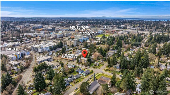 Property Photo:  11401  Roosevelt Way NE 1  WA 98125 