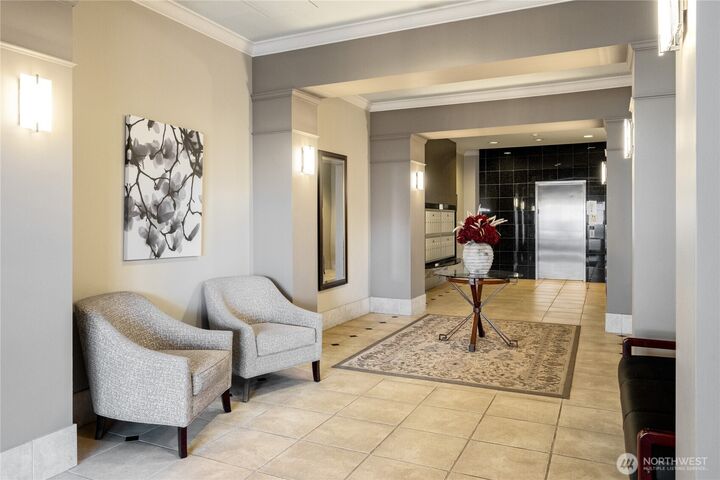 Property Photo:  2425  33rd Avenue W 402  WA 98199 