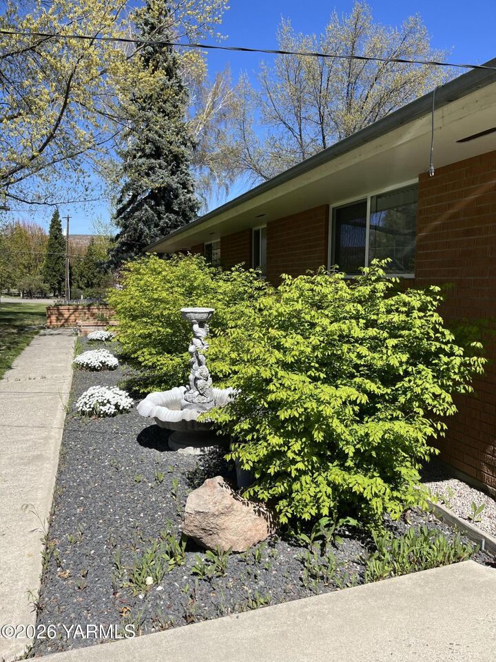 Property Photo:  330 Parish Rd  WA 98942 
