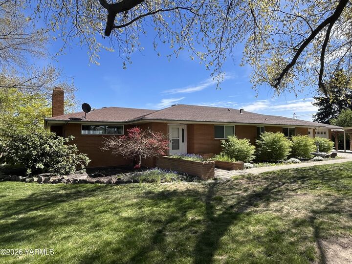 Property Photo: 330 Parish Rd WA 98942