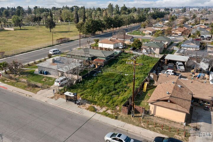 Property Photo:  1104 Virginia Avenue  CA 93307 