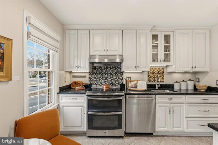 Property Photo: 2305 Commonwealth Avenue VA 22301