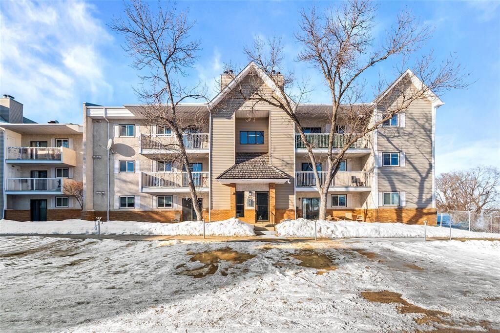 Property Photo:  90 Plaza Drive  MB R3T 5K8 