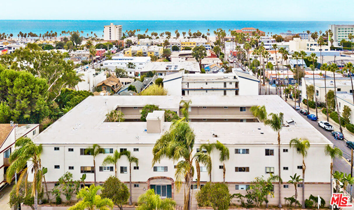 Property Photo:  2002 4th St  CA 90405 