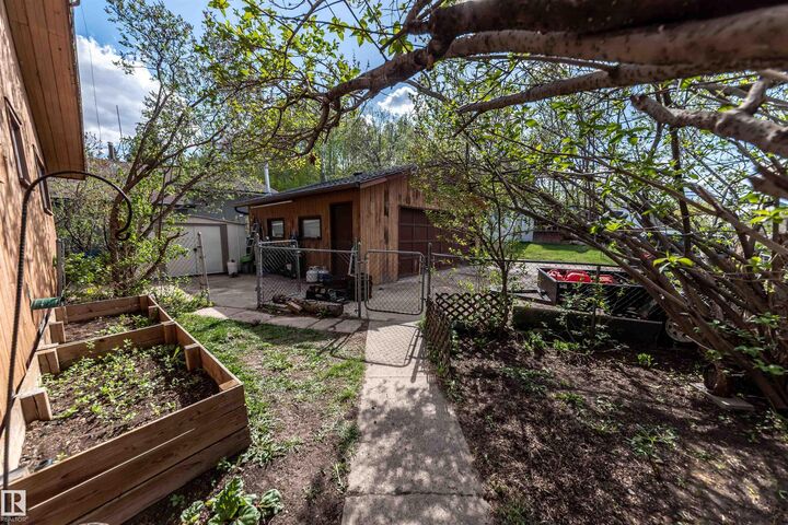 Property Photo:  1621 Marine Crescent  AB T0E 0A2 