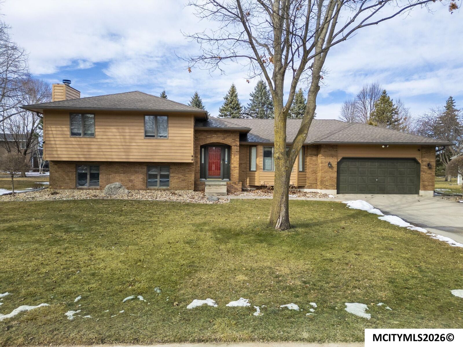 Property Photo:  4 Field Rd  IA 50401 