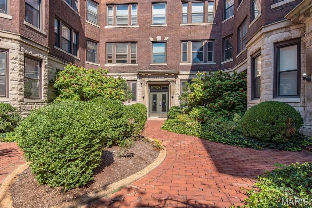 Property Photo:  377 N Taylor Avenue 1S  MO 63108 