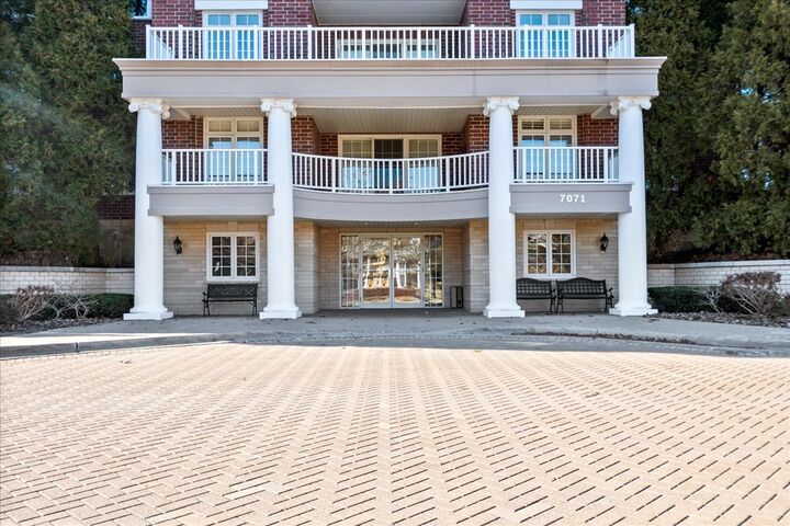 Property Photo:  7071 W Touhy Avenue 403  IL 60714 