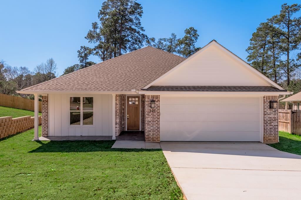 Property Photo: 825 Village Gate Circle TX 75961
