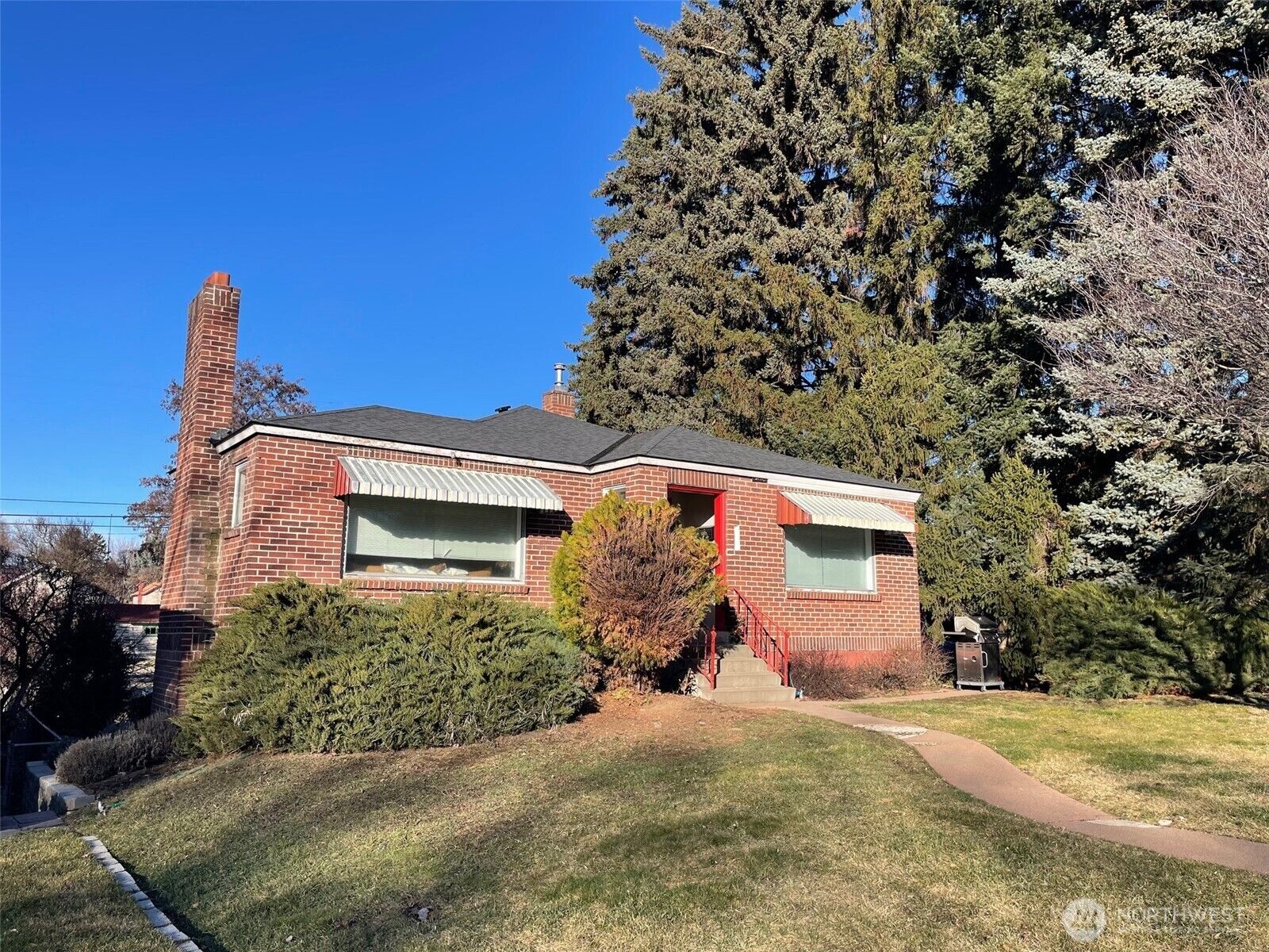 Property Photo: 705 E 3rd Avenue WA 98926