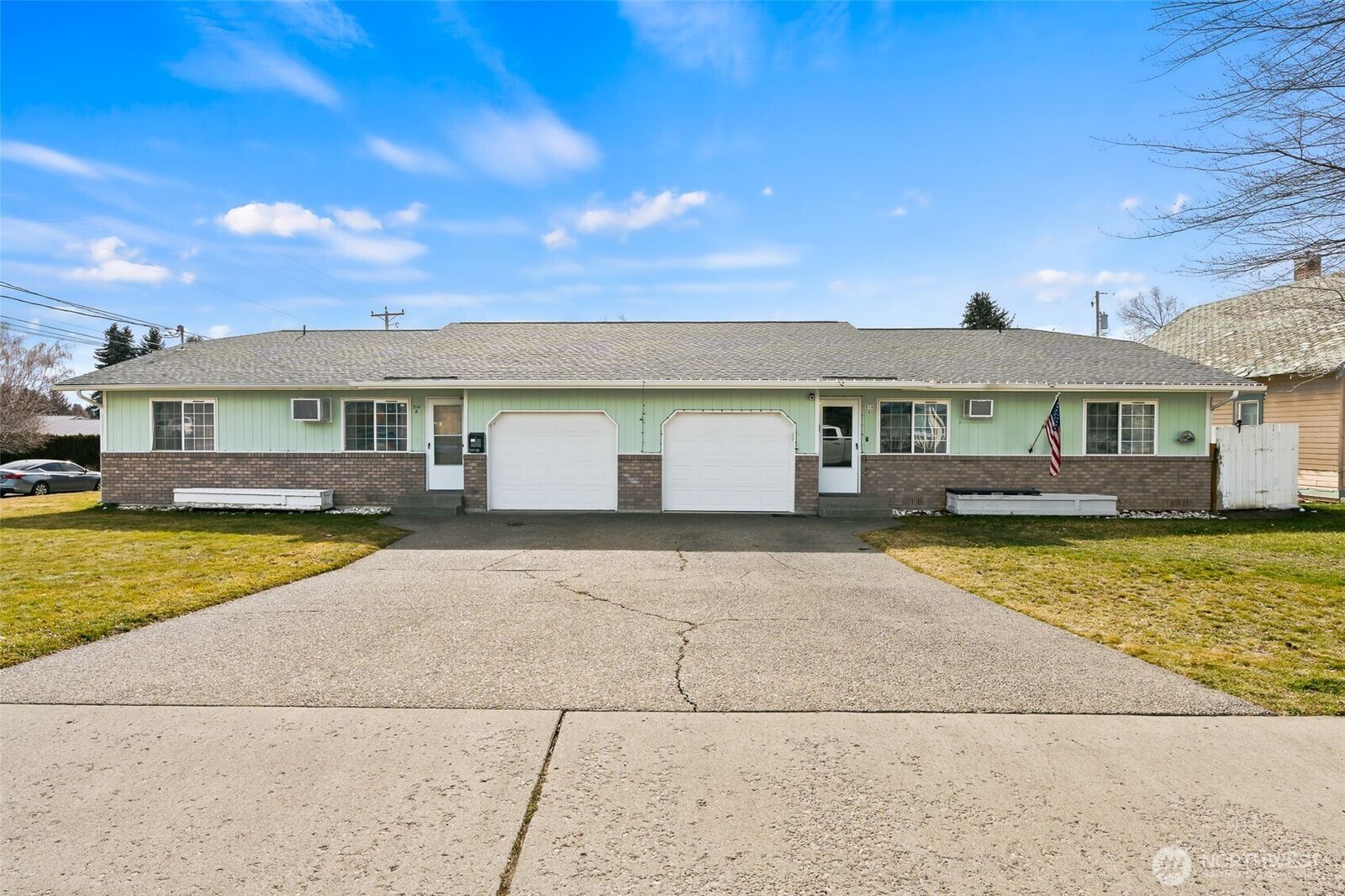 Property Photo:  914 E Capitol Avenue A & B  WA 98926 