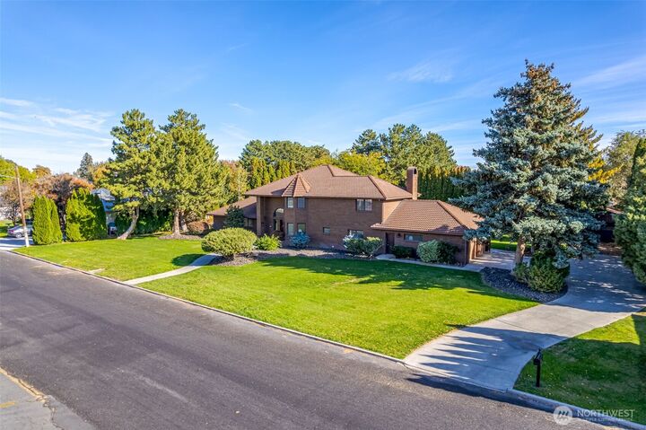 Property Photo: 810 D Street SW WA 98823