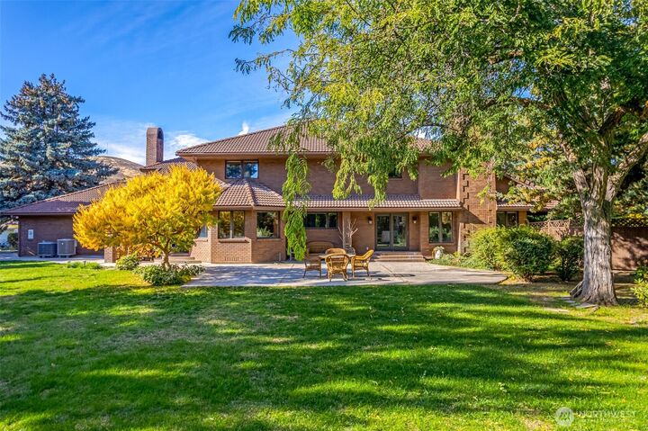 Property Photo: 810 D Street SW WA 98823