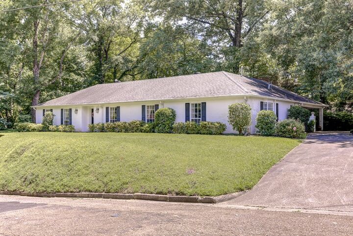 Property Photo: 1002 Highland Circle MS 39180