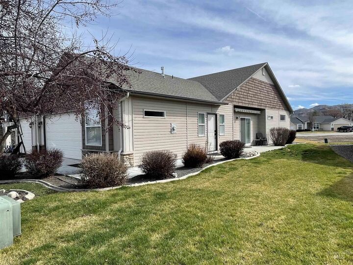 Property Photo:  868 S Beaver Creek Way  ID 83617 