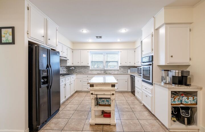 Property Photo:  512 Buena Vista Blvd  LA 70360 