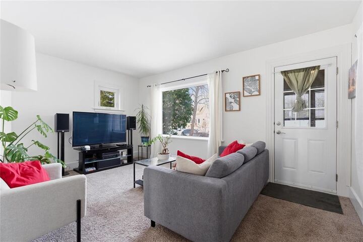 Property Photo:  930 Merriam Boulevard  MB R3T 0V3 