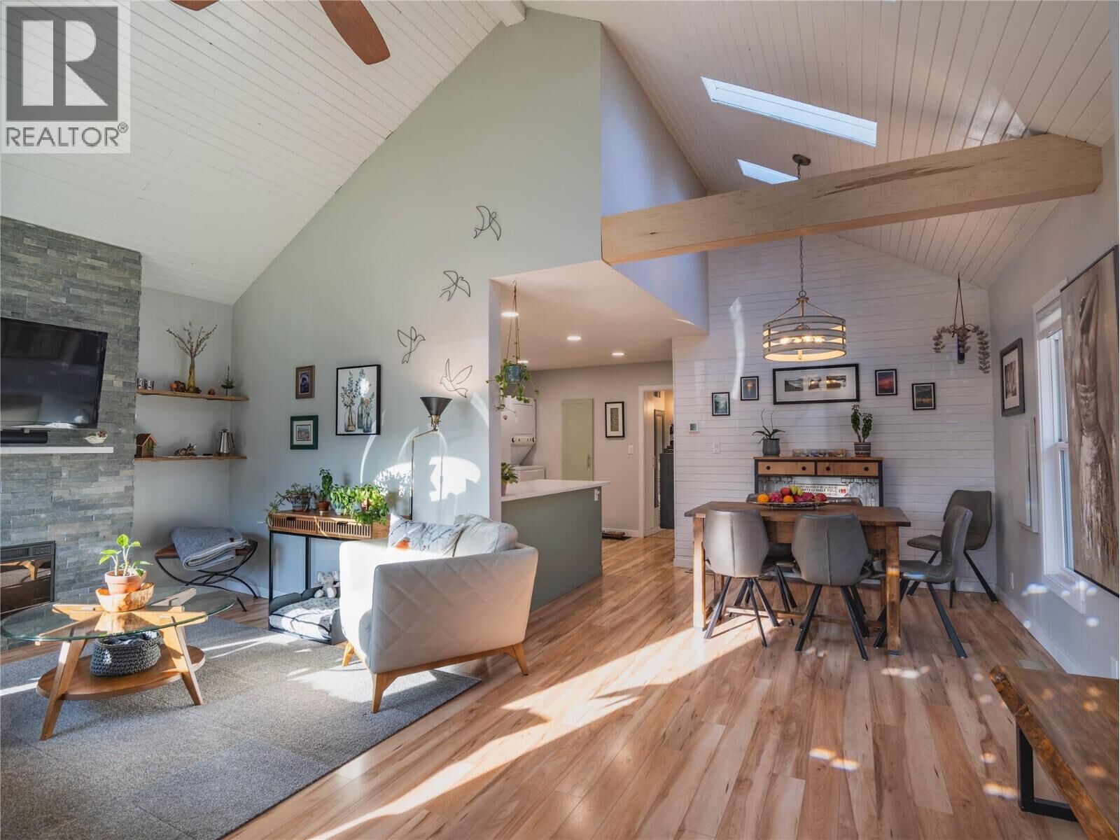 Photo de la propriété:  505 Rene Avenue  BC V2A 1P1 