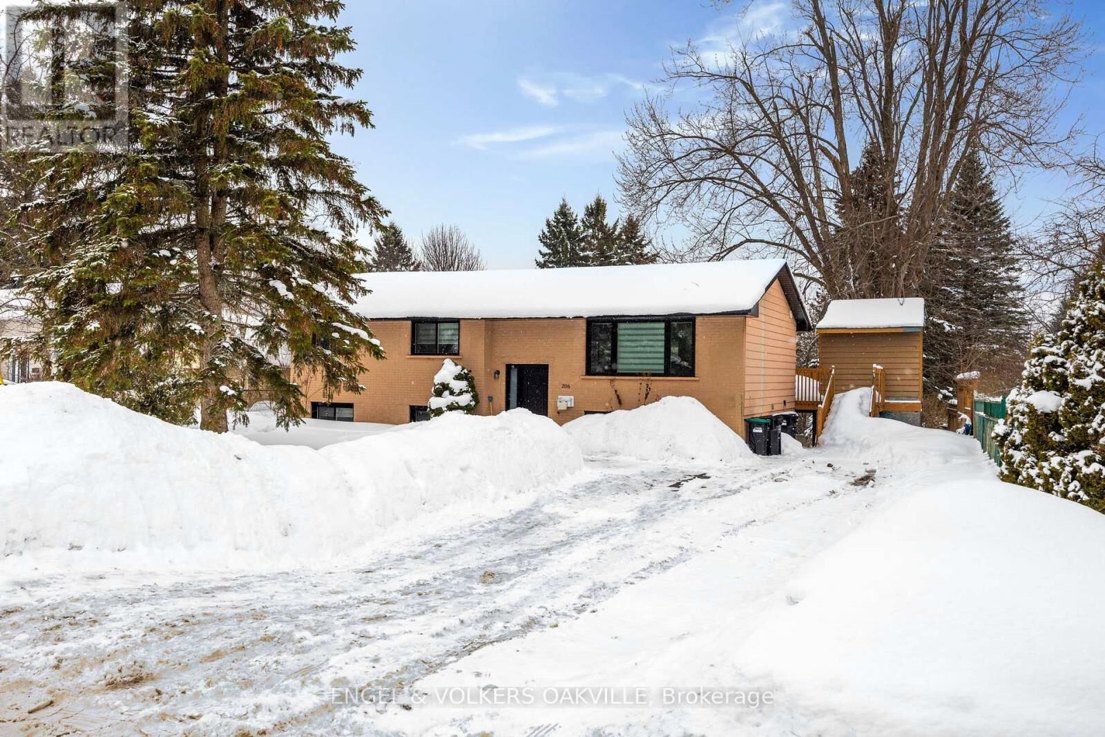Property Photo:  206 Yeates Avenue  ON L4N 4C6 
