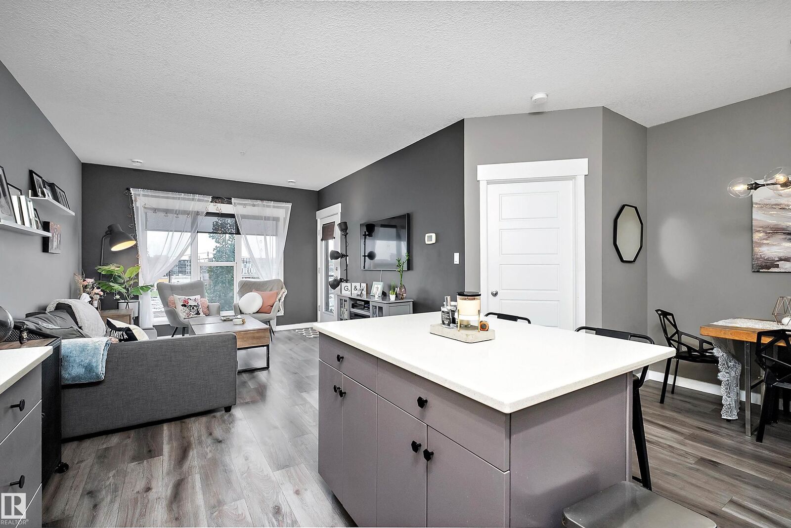 Property Photo: 10518 113 Street NW 406 AB T5H 0C6