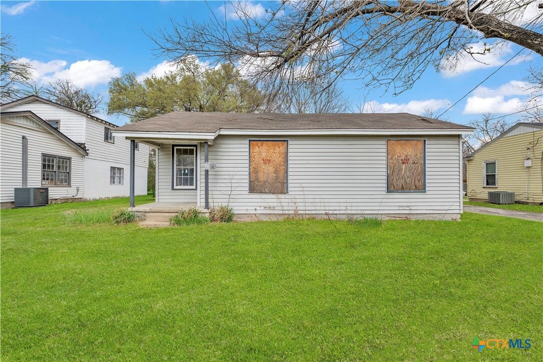 Property Photo:  1307 E Avenue G  TX 76541 