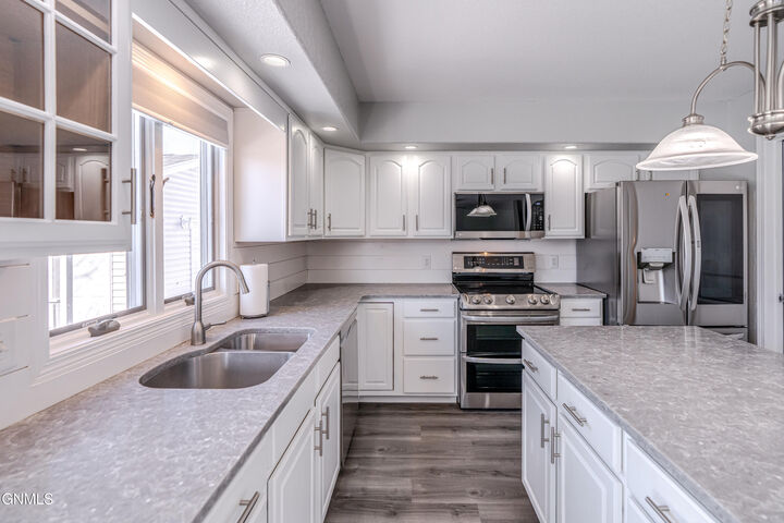 Property Photo:  4814 Amberglow Drive  ND 58503 