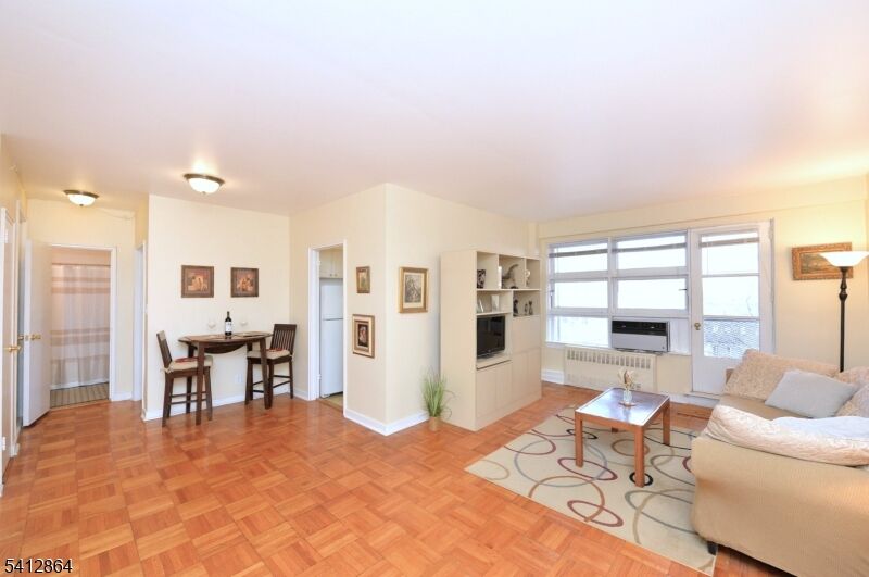 Property Photo: 5 Roosevelt Pl 2B NJ 07042