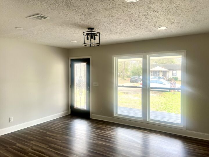 Property Photo:  125 Robinwood Cir  MS 39702 