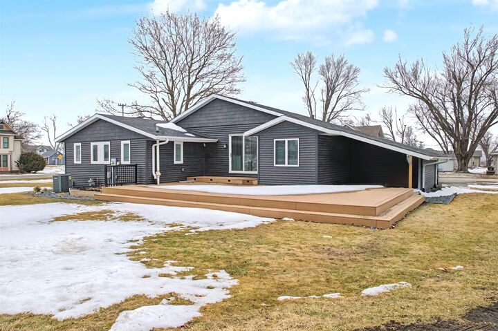 Property Photo:  810 Main Street  IA 50154 