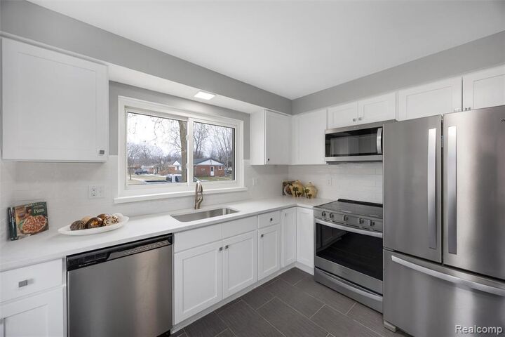 Property Photo: 19647 Osmus Street MI 48152 1574