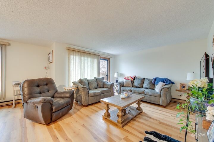 Property Photo: 710 N Briar Hill Lane 5 IL 60101