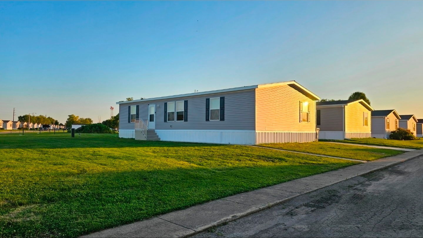 Property Photo: 1052 Daleann Avenue IL 60115