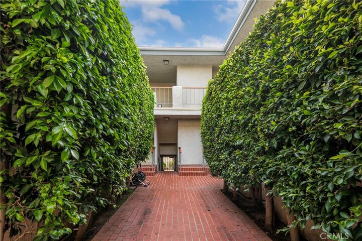 Property Photo:  3649 Glendon Avenue 204  CA 90034 