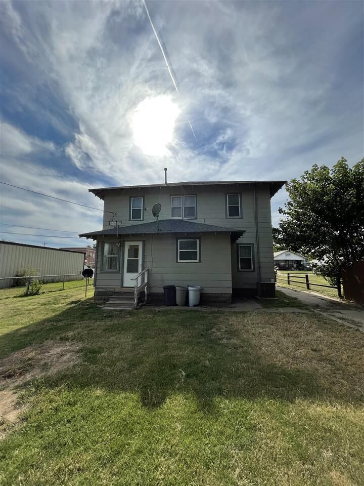 Property Photo:  304 N 7th  OK 74653 