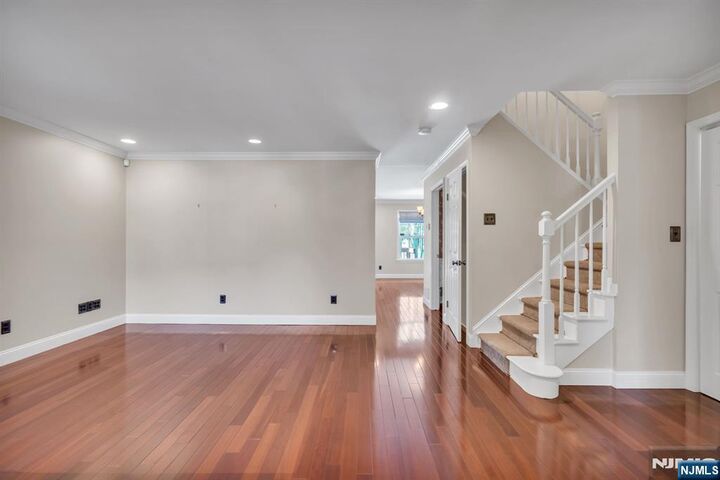 Property Photo:  5 S Hunter Road 2  NJ 07508 