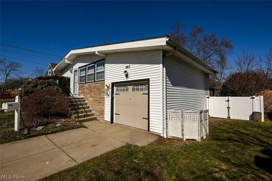 Property Photo:  963 Winston Street  OH 44314 