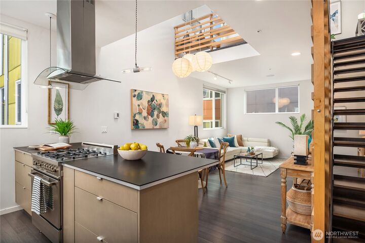 Property Photo:  1623  14th Avenue Unit E  WA 98122 