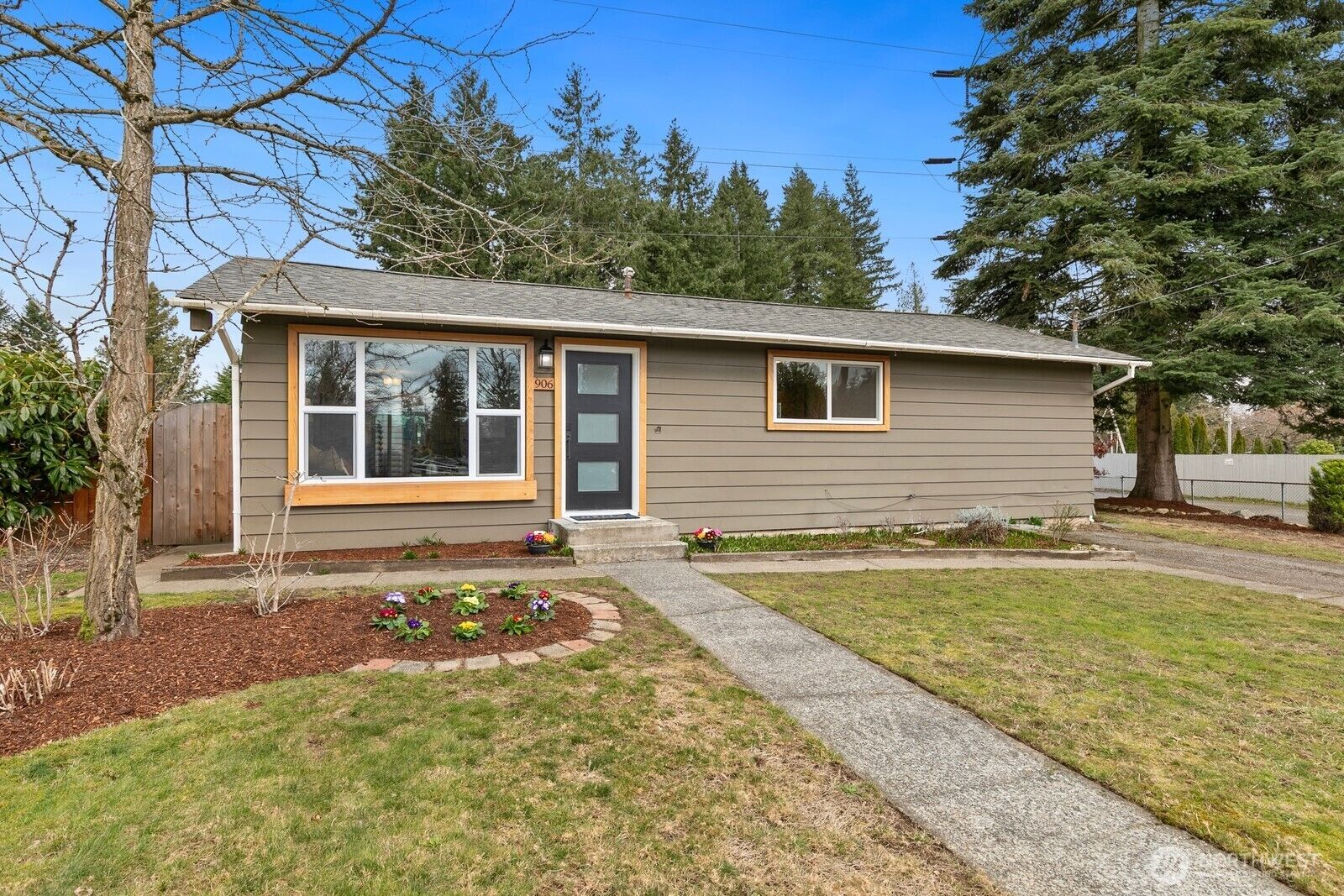 Property Photo: 906 Redmond Avenue NE WA 98056