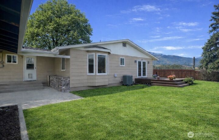 Property Photo:  1127  Central Avenue  WA 98844 