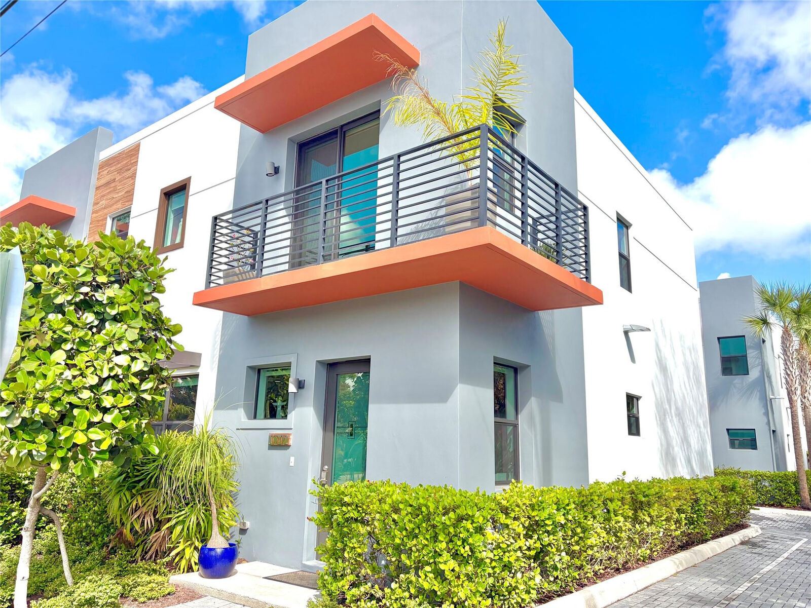 Property Photo:  1047 NE 34th Court 1047  FL 33334 