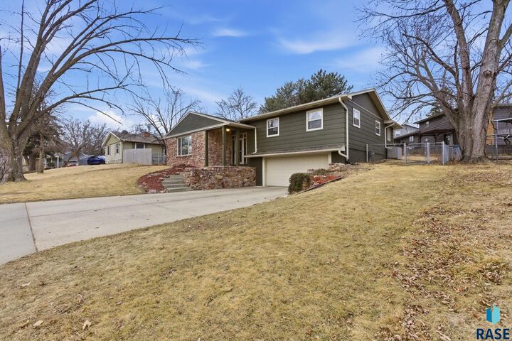 Property Photo:  1405 E Otonka Trl  SD 57103 