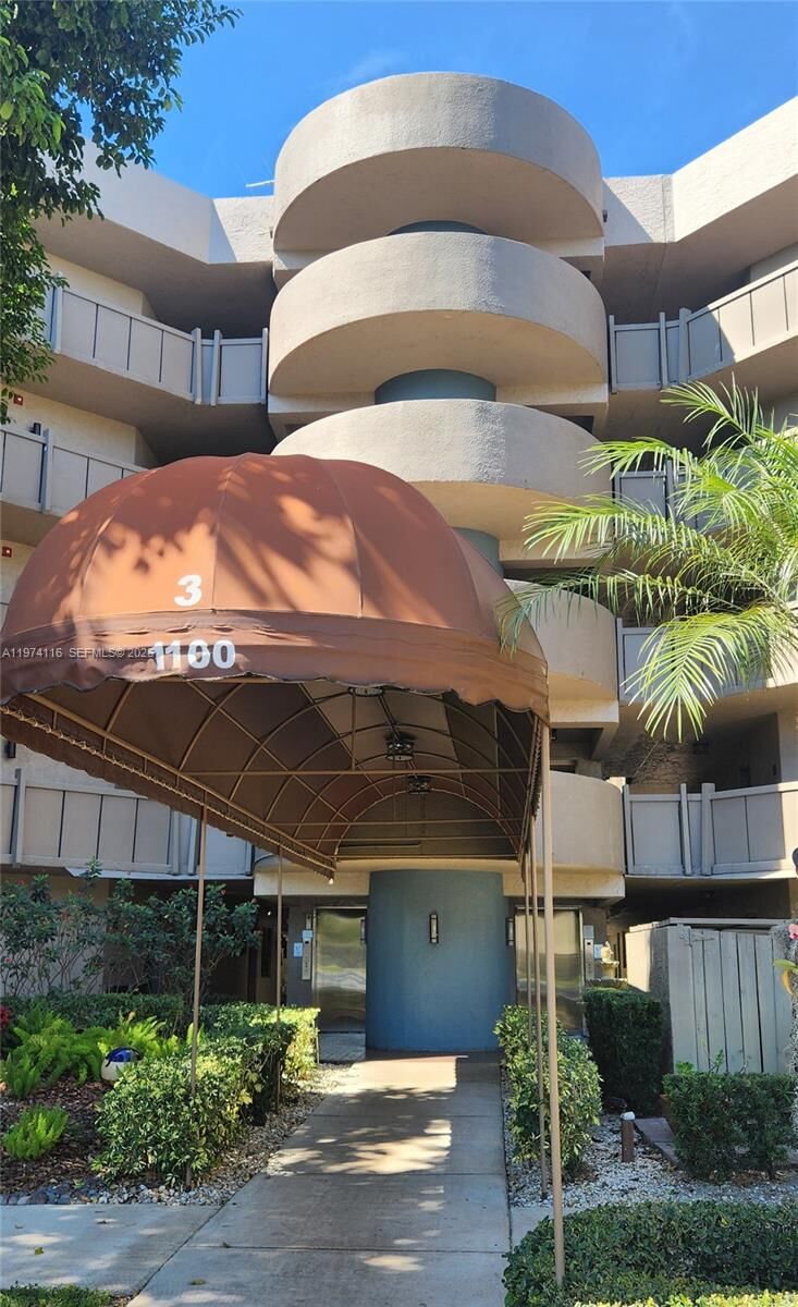 Property Photo:  1100 Colony Point Cir 316  FL 33026 