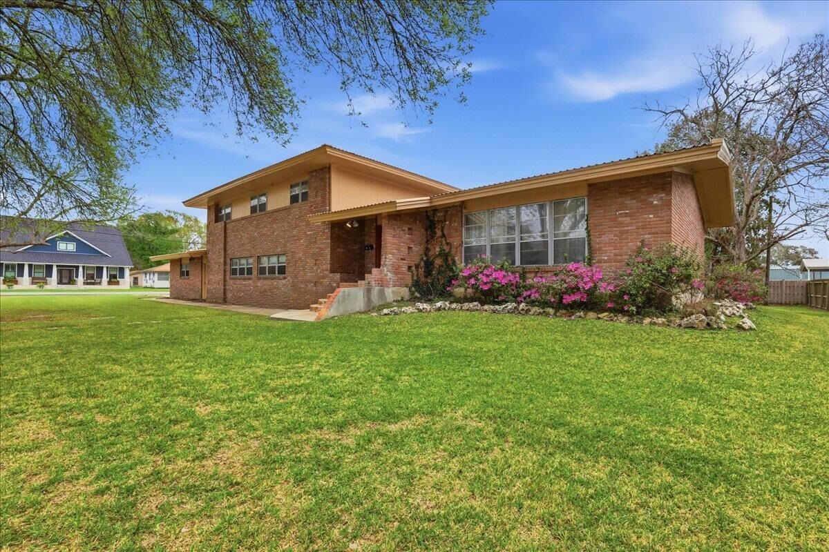 Property Photo: 2701 McBride Dr TX 77651