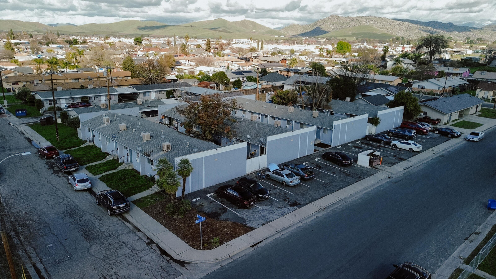 Property Photo:  282 W Date Avenue  CA 93257 