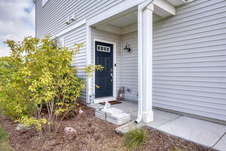 Property Photo:  126 Kingsport Drive  IL 60177 