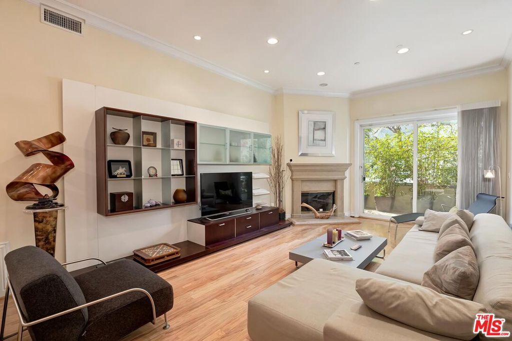 Property Photo: 132 S Maple Drive 101 CA 90212